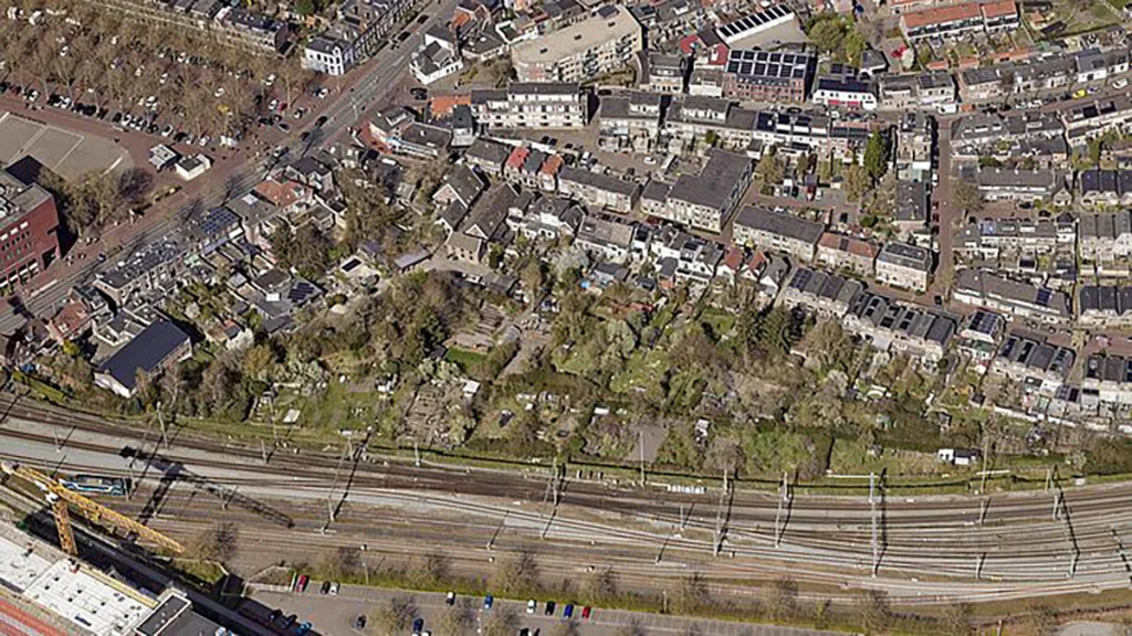 Tuinpark in plaats van huizen aan de Rozengaarderweg