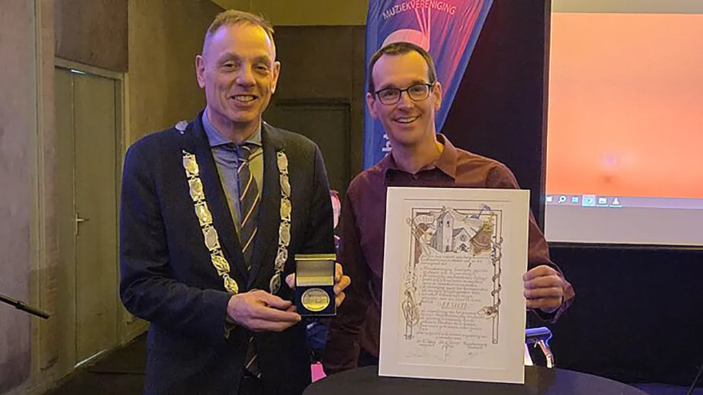 Eendracht 100 jaar: Zilveren erepenning en Gulden Boek