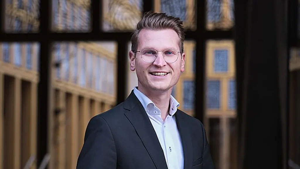 Van Essen be&euml;digd als minister: taken Deventer verdeeld