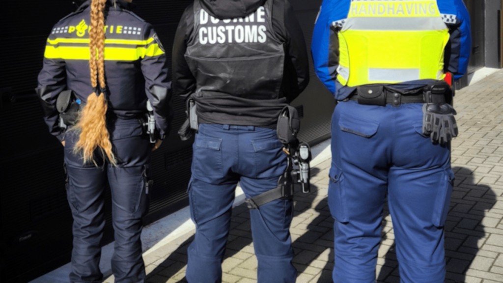 Drugsvondst bij grote controle opslagboxen Deventer